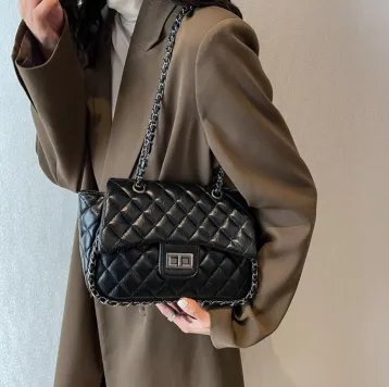 COMPACT HANDBAG WITH ZIPPER LOCK