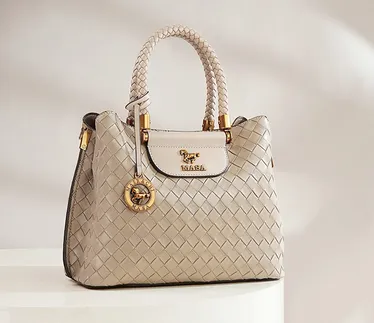 Capacious fashionable shoulder bag 