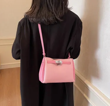 SIGNATURE STYLE TOTE BAG