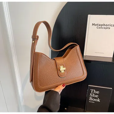 FASHIONISTA’S DAILY ESSENTIAL BAG