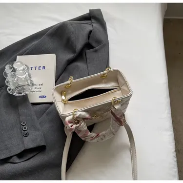 EVERYDAY SLING WITH STYLE