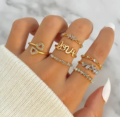 Golden Love Heart Shiny Finger Ring Set (7 pcs)