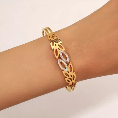 Elegant Leaf Design Cuff Bracelet
