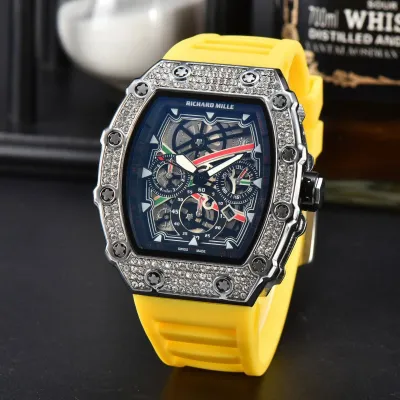 Barrel-shaped Quartz Watch