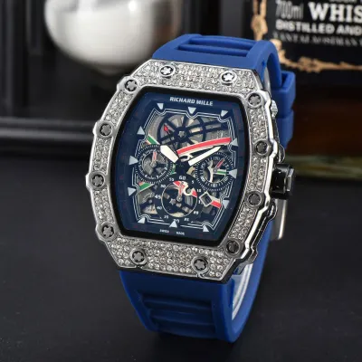 Barrel-shaped Quartz Watch
