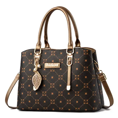 Capacious shoulder bag 