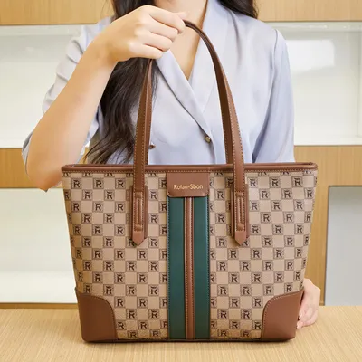 Large capacity shoulder bag 