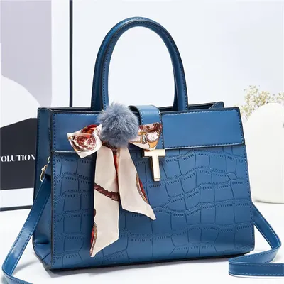 Elegant large capacity shoulder bag 