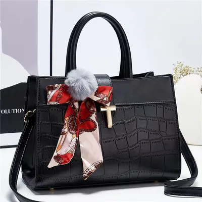 Elegant large capacity shoulder bag 