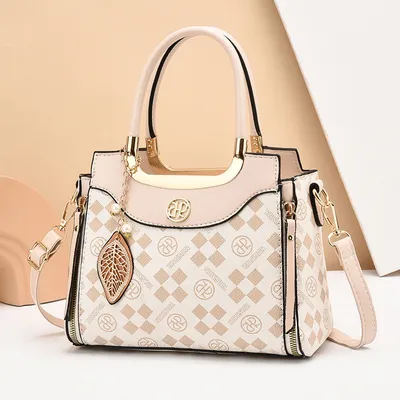 Fashionable shoulder bag 