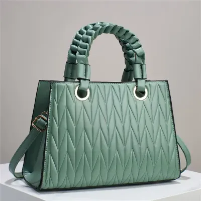 FASHIONABLE AND LARGE CAPACITY BAG