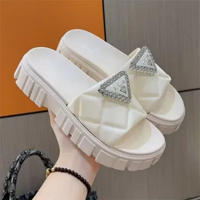 HIGH QUALITY FASHION SLIPPERS