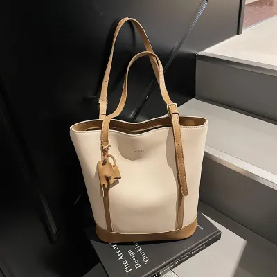 Elegant Luxe Crossbody Handbag