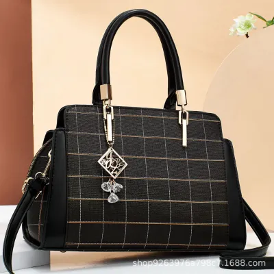 Sleek Lady Timeless Shoulder Bag