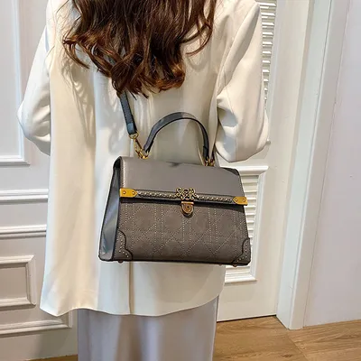 VERSATILE MULTI-USE HANDBAG