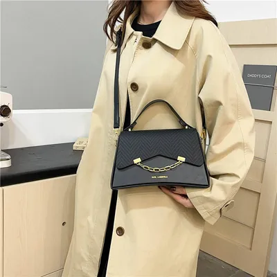 SLEEK TRAVEL-READY HANDBAG