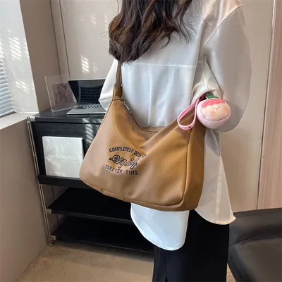 CLASSIC ZIPPERED SHOULDER BAG