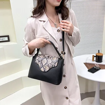 GLOSSY MINI PARTY PURSE