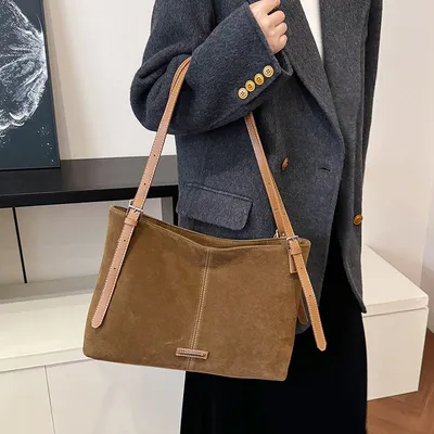 SLEEK AND SIMPLE HANDBAG