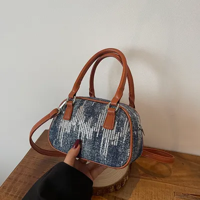 HANDBAG WITH CHARM ACCESSORY