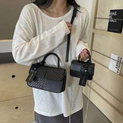 COMPACT AND CLASSY PURSE