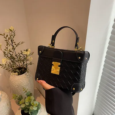 CLASSIC ELEGANT LEATHER HANDBAG