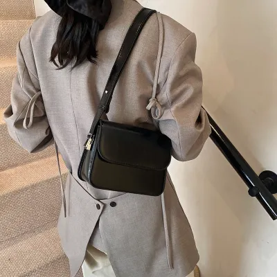 CLASSY TOTE WITH SOFT FINISH