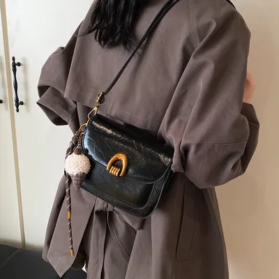 ELEGANT HANDBAG WITH METAL STRAP