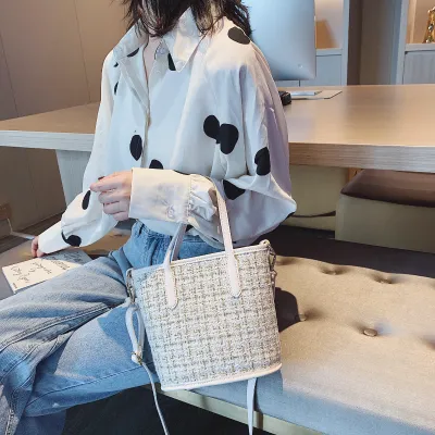 SIMPLE AND LIGHTWEIGHT SLING BAG