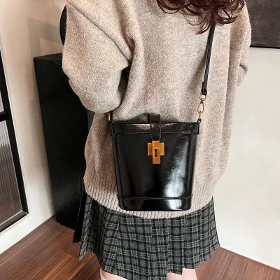 GLAM HANDBAG FOR PARTY NIGHTS