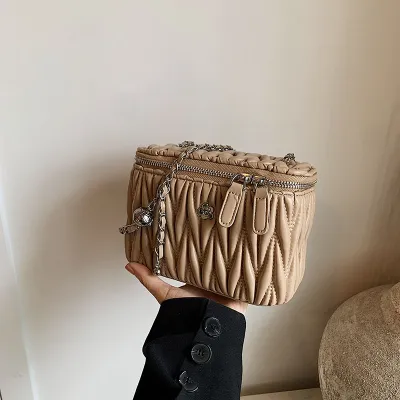 STYLISH HANDBAG WITH GOLD DETAIL