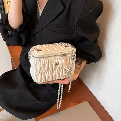 STYLISH HANDBAG WITH GOLD DETAIL