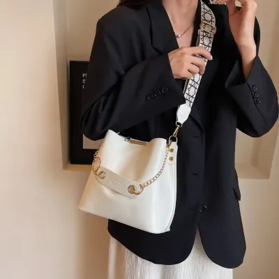 Effortless Style Shoulder Bag